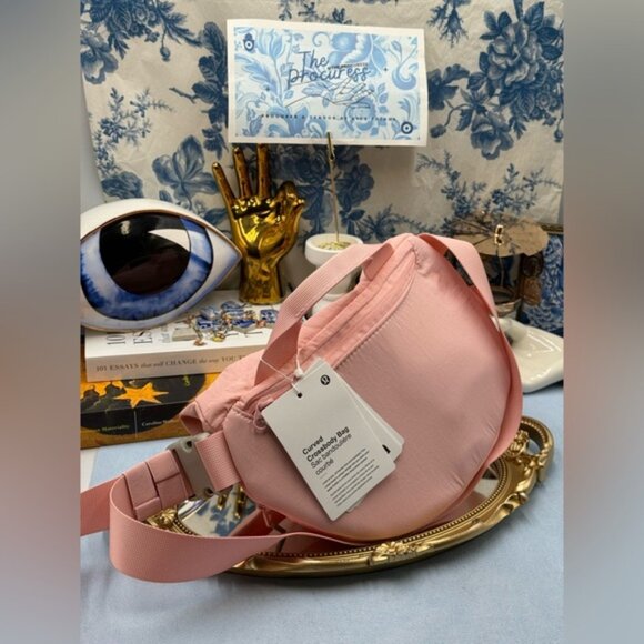 🆕 lululemon athletica 🧿 NWT Curved Crossbody Bag 3L, Light Pink - Picture 6 of 15